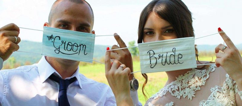Bride and Groom with facemasks